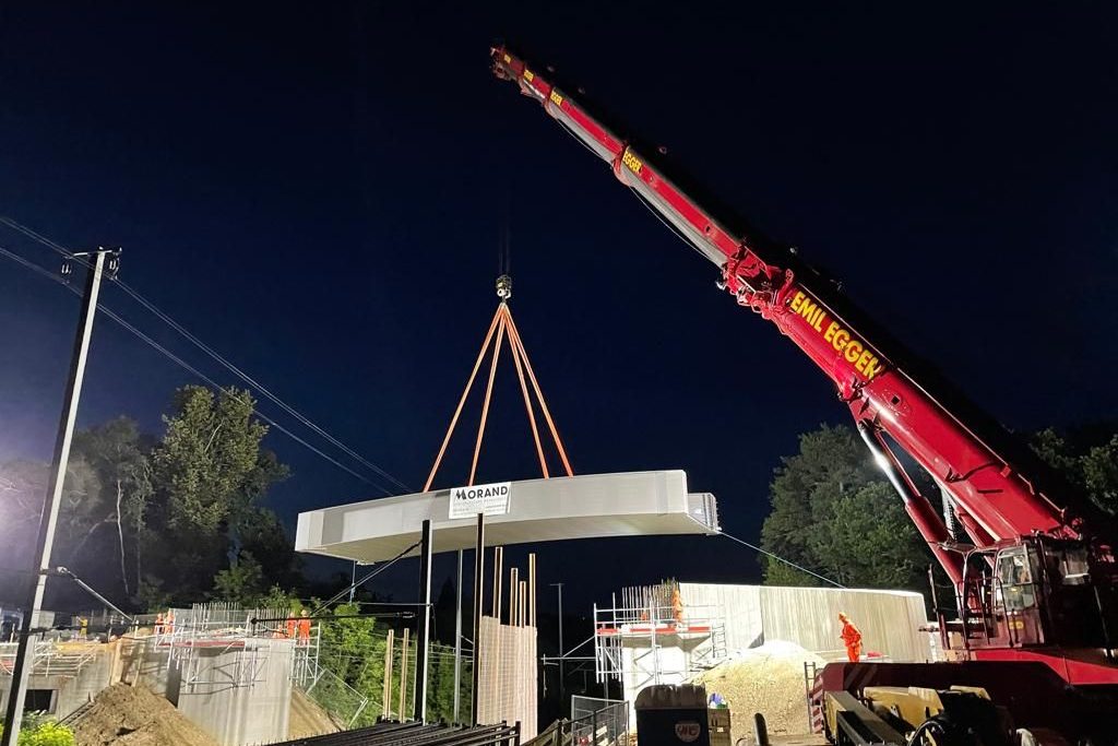 Lifting and positioning of a bridge by means of a pneumatic crane or mobile crane