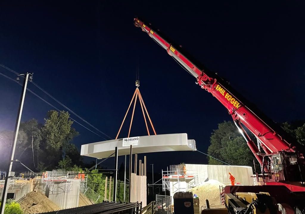 Hub und Positionierung einer Brücke mittels Pneukran bzw. Mobilkran