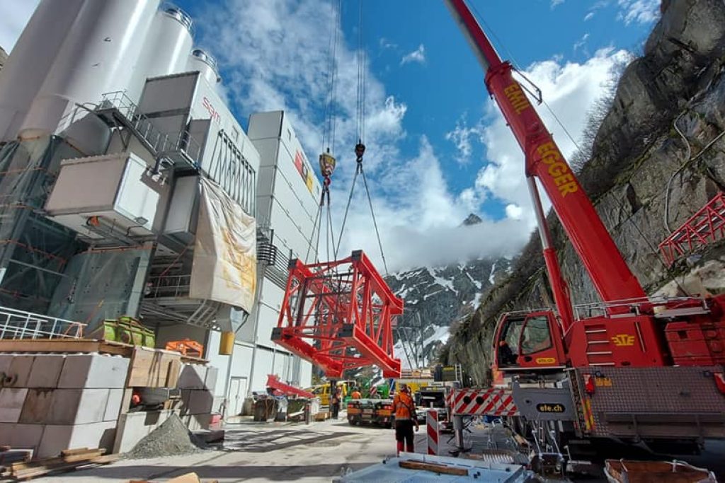 Transport und Montage von zwei Wolffwippkranen