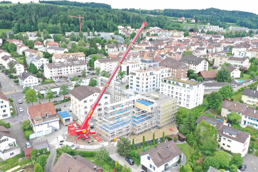 Transport und Montage von Holzmodulen der Firma Krattiger von EMIL EGGER