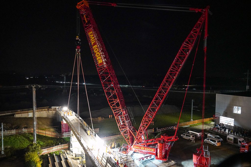 Precision lift from bridge to abutment with crawler crane from EMIL EGGER