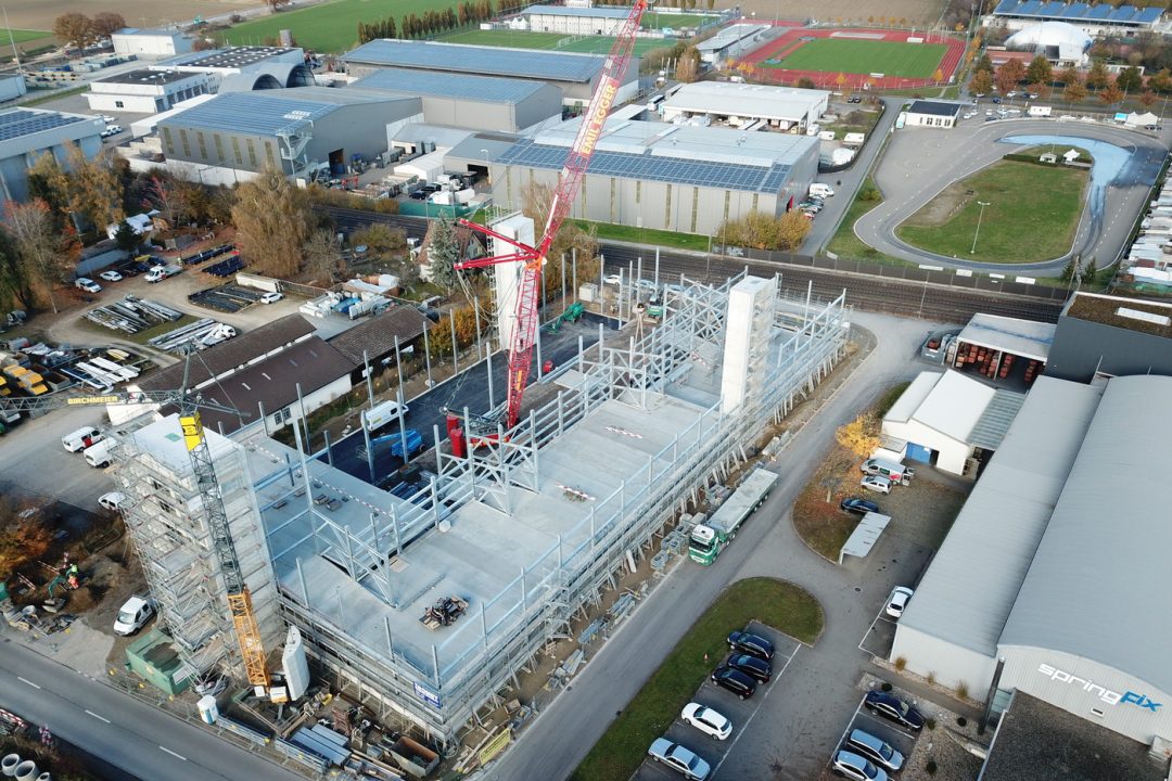 Montage von Stahl- und Betonelementen für Parkhaus mithilfe 250 Tonnen Pneukran bzw. Mobilkran