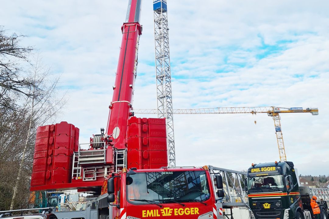 450 Tonnen Pneukran von Tadano Demag bei EMIL EGGER im Einsatz