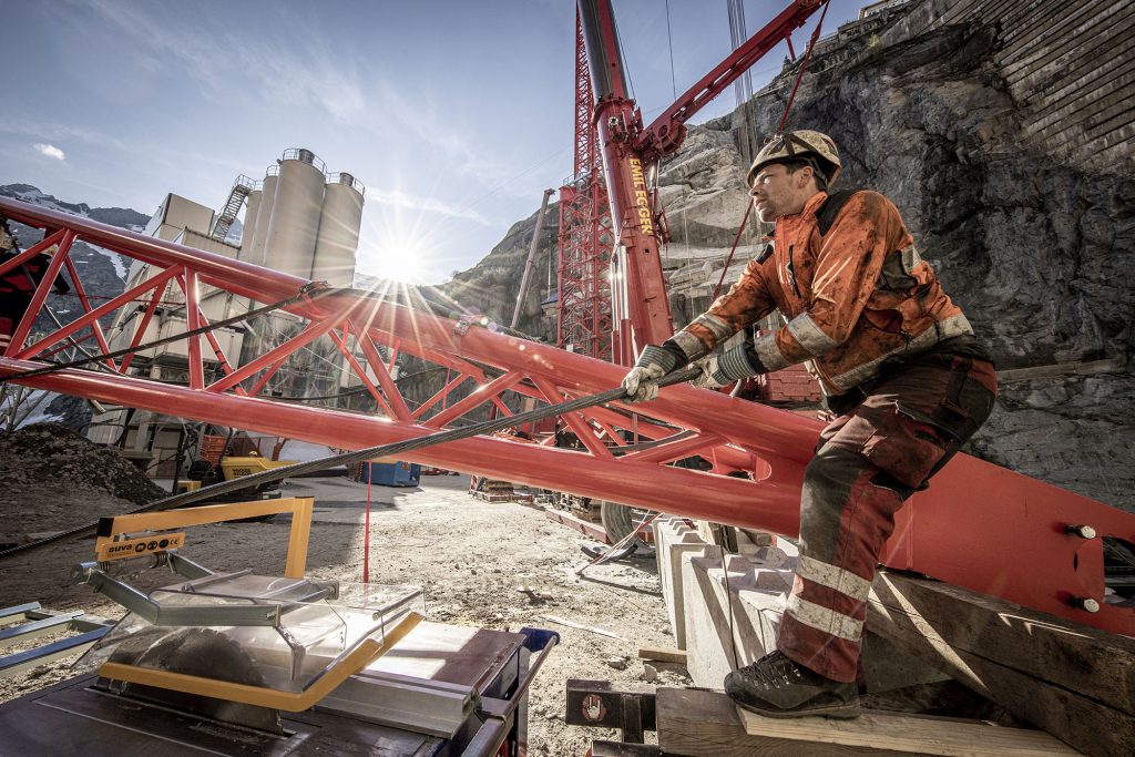 Assembly of EMIL EGGER luffing jib cranes on the Grimsel dam