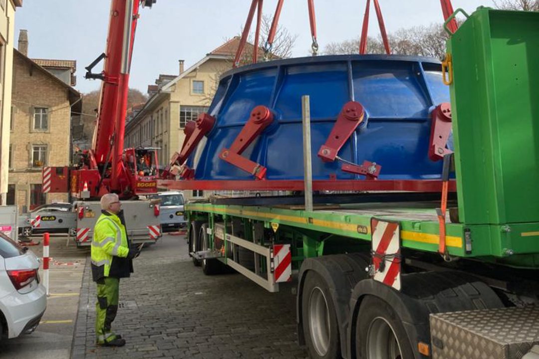 Demontage und Wiedermontage einer überarbeiteten Wasserkraftturbine