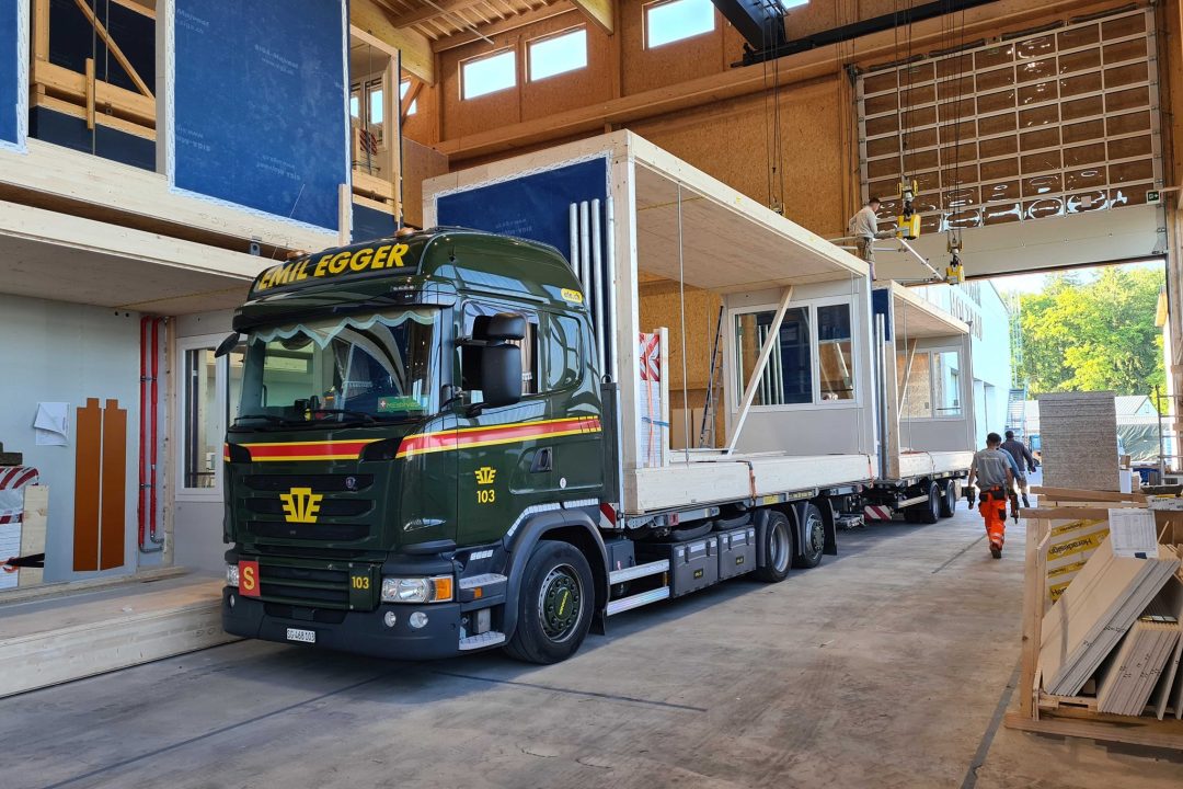 Holzmodulbau von Krattiger Transport und Montage mit Kran von EMIL EGGER