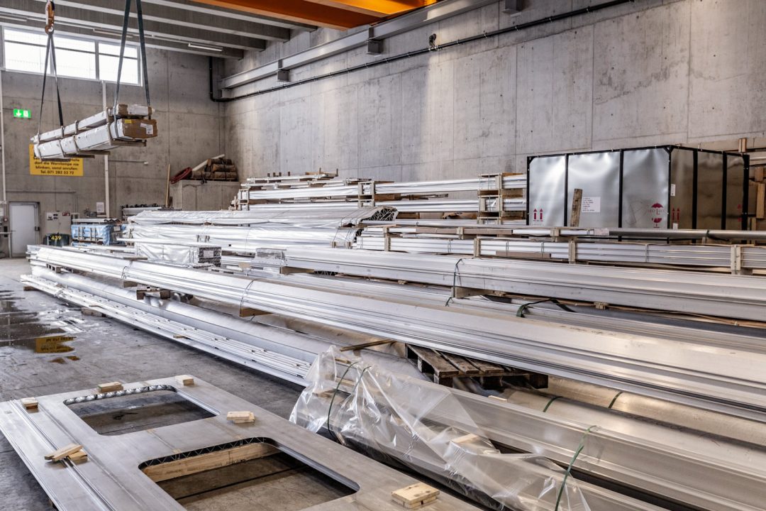 EMIL EGGER Logistik Schweiz Langgut Lager mit Deckenkran Hallenkran freie Flächen mieten