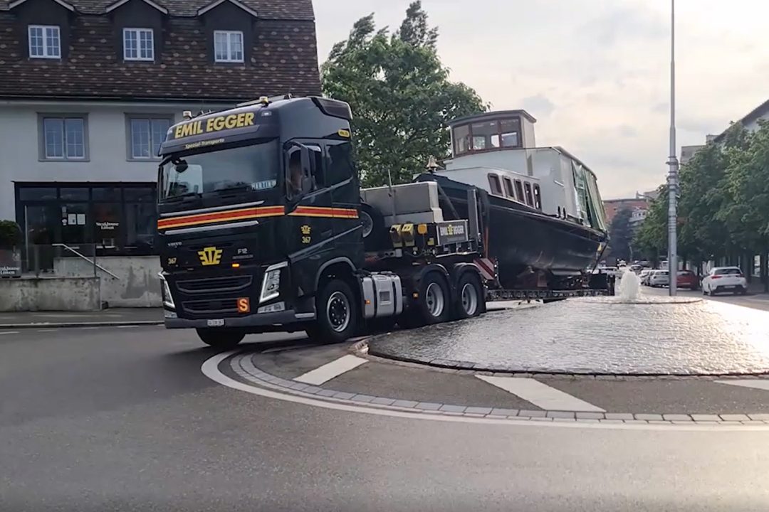 Schweizer Dampfschiff mit EMIL EGGER Schwergutlogistik eingewassert