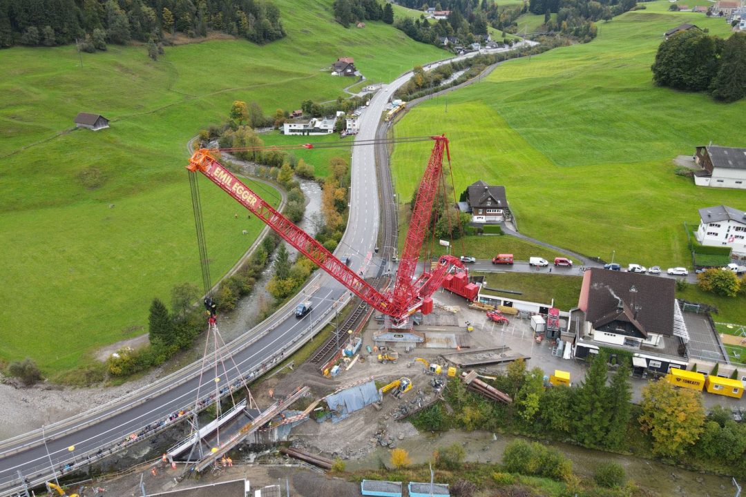 emil-egger-kranarbeiten-versetzen-eisenbahn-bruecke